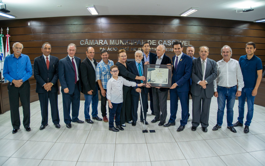 Jornalista e escritor JJ Duran recebeu a homenagem, proposta pelo deputado Marcio Pacheco (PDT), durante solenidade na Câmara Municipal de Cascavel.