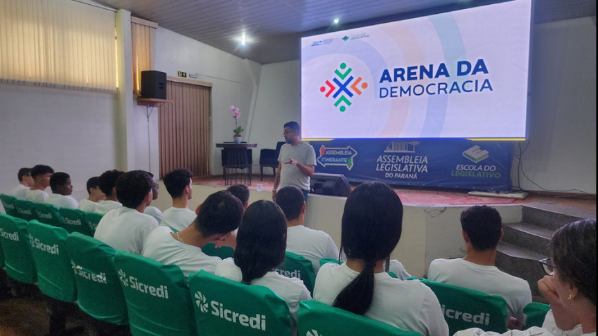 O diretor da Escola do Legislativo, Jeulliano Pedroso, durante palestra a estudante em Umuarama.