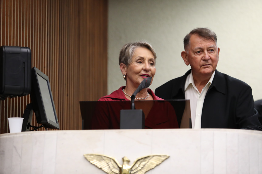 O casal João Bosco Lugnani e Aparecida Eunides Galli Lugnani foi homenageado na Assembleia Legislativa do Paraná.