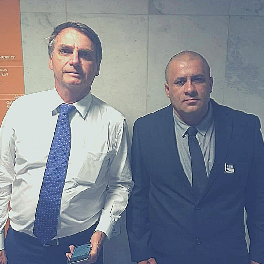 O deputado Soldado Fruet (PROS) com o presidente Jair Bolsonaro que foi convidado para a cerimônia de entrega do título de Cidadão do Paraná ao general Silva e Luna.