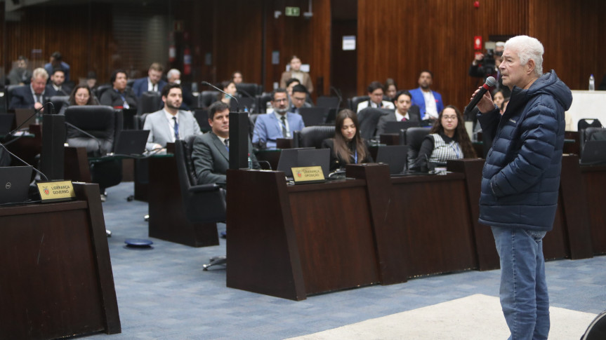 O ex-governador Roberto Requião também se reuniu com os parlamentares universitários.