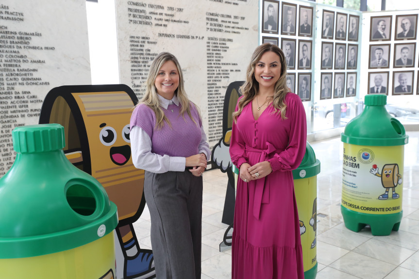 A presidente do Conselho de Ações Solidárias e Voluntariado da Assembleia Legislativa, Rose Traiano (à dir.), e a primeira-dama da Câmara Municipal de Curitiba, Milena Fachinello.