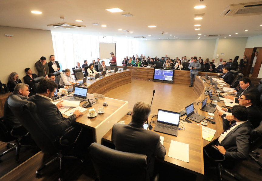 Reunião ocorreu no início da tarde desta terça-feira (5), no Plenarinho da Casa.