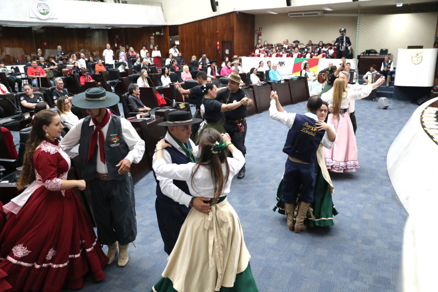 Solenidade ocorreu na noite desta sexta-feira (22), no Plenário da Assembleia Legislativa do Paraná.