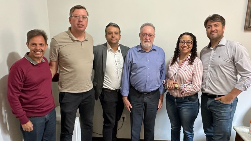 Deputado Tercilio Turini enaltece construção da Academia Escola de Atividade Física e Saúde da UEL  Parlamentar reforça compromisso com a captação de recursos para obra que ampliará ações de promoção da saúde e qualidade de vida em Londrina e região  O deputado estadual Tercilio Turini (PSD) destacou a importância da construção da Academia Escola de Atividade Física e Saúde na Universidade Estadual de Londrina (UEL), projeto que ele considera um marco para a integração entre ensino, pesquisa e atendimento à comunidade. O parlamentar se reuniu nesta quarta-feira (15) com professores e dirigentes do Centro de Educação Física e Esporte (CEFE) da universidade para discutir estratégias voltadas à viabilização dos recursos e à execução da obra.  Com investimento estimado em R$ 15 milhões, a Academia Escola terá estrutura completa com áreas para exercícios e musculação, salas de treinamento funcional, pilates, dança, ginástica, vestiários, auditório e espaços administrativos. A proposta é oferecer atendimento gratuito e qualificado a até 800 pessoas por dia, em programas de promoção da saúde, prevenção e reabilitação, além de possibilitar o envolvimento de professores e estudantes em estágios e projetos de extensão.  Turini, que também é médico e ex-professor da UEL, ressaltou que o projeto beneficiará não apenas Londrina, mas também Cambé e outros municípios da região, ao disponibilizar um espaço moderno e equipe técnica capacitada para orientar práticas de atividade física e acompanhar a saúde da população.  “Sou da UEL e conheço o comprometimento e a competência dos docentes e alunos. Manter o corpo em movimento é fundamental para uma vida mais saudável, desde as crianças até os idosos. Vou trabalhar para garantir a concretização dessa Academia, que representa avanços importantes para a nossa região e para a universidade”, afirmou o deputado.  O projeto prevê ainda a integração com o Sistema Único de Saúde (SUS), recebendo pacientes encaminhados por unidades básicas de saúde e hospitais, em parceria com as secretarias municipais de Saúde. A iniciativa deve envolver diferentes cursos da UEL, como Educação Física, Fisioterapia, Enfermagem, Medicina, Nutrição e Psicologia, fortalecendo o caráter multiprofissional do atendimento.  “Certamente será um equipamento de grande relevância para a saúde pública regional. A UEL e toda a equipe envolvida no projeto podem contar com meu apoio e articulação política na Assembleia Legislativa e junto ao Governo do Estado, para garantir os recursos e transformar essa proposta em realidade”, reforçou Turini.  Também participaram da reunião a coordenadora do projeto e chefe do Departamento de Educação Física, Karina Elaine Silva; o vice-diretor do CEFE, Luis Alberto Garcia Freitas; o vice-chefe do Departamento de Educação Física, Crivaldo Gomes Cardoso Junior; o diretor de Planejamento da UEL, Sergio Henrique Gerelus; e o representante da comunidade da Região Oeste de Londrina e chefe do escritório regional da Paraná Esportes, Jeferson Gibellato.