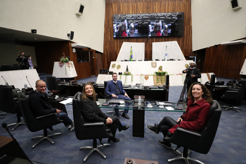 Programa Assembleia Entrevista conta com três apresentadores e estreia com histórias e o dia-a-dia do posto da Defensoria Pública do Paraná na Casa de Leis.