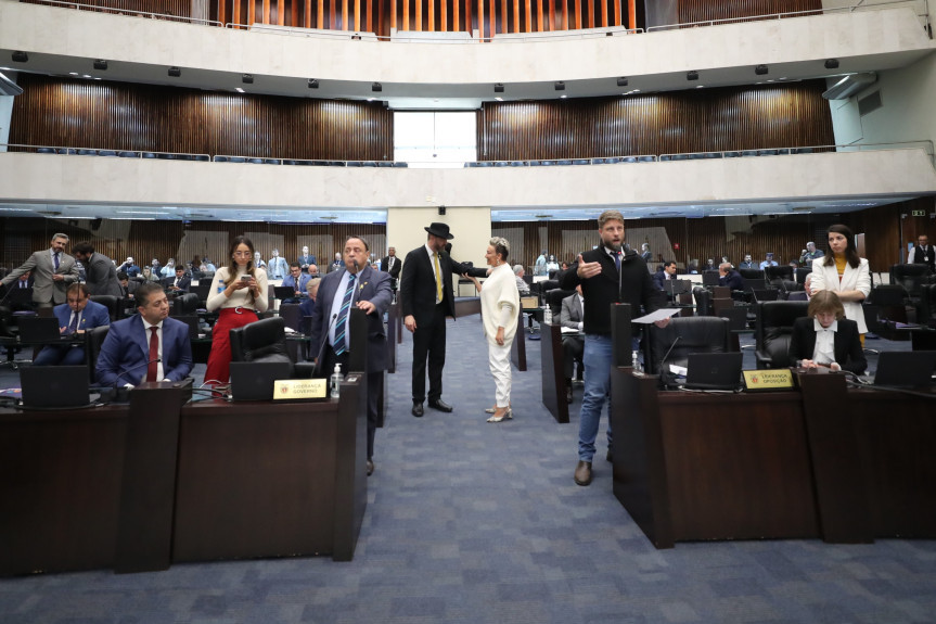 Líderes do Governo e da Oposição divergiram sobre a proposição durante a sessão plenária desta segunda-feira (15).