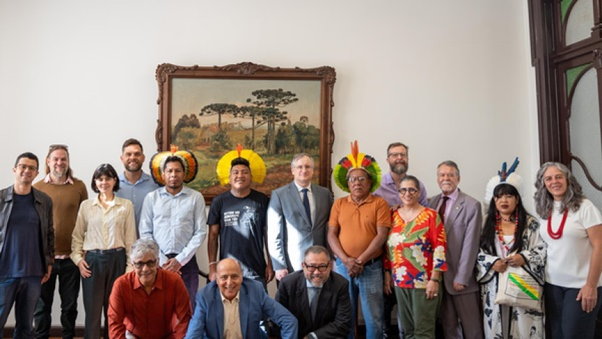 O primeiro compromisso foi na Universidade Federal do Paraná (UFPR), pela manhã, quando Goura participou do evento “Pela Defesa dos Povos Indígenas”, organizado pela Superintendência de Inclusão, Políticas Afirmativas e Diversidade (SIPAD) e pelo Núcleo Universitário de Educação Indígena (Nuei) da UFPR.