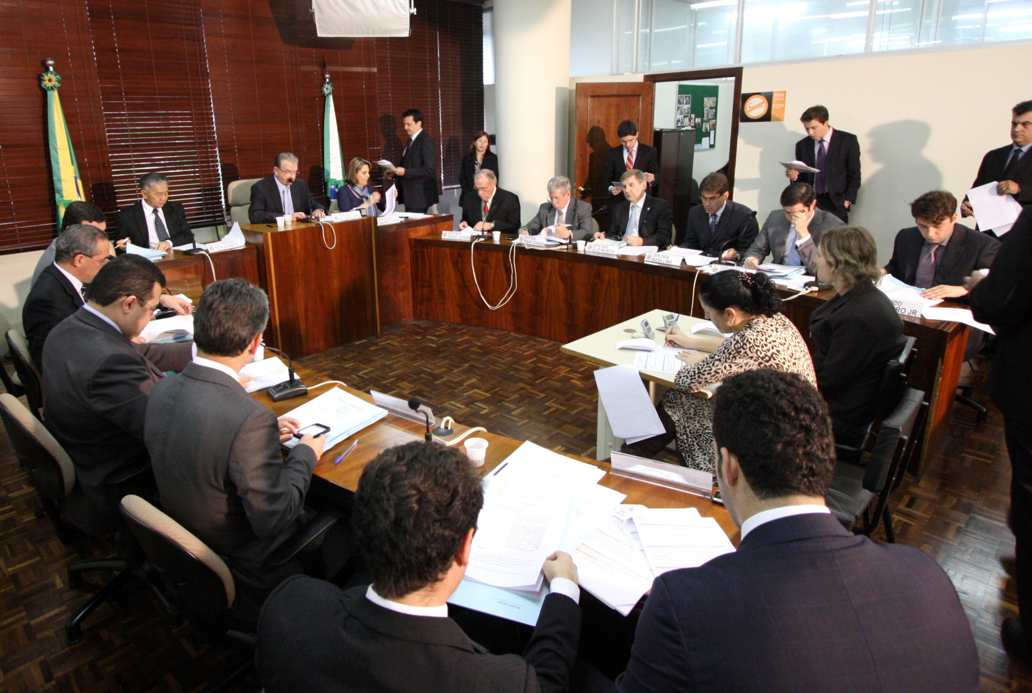 Projeto que aumenta salário de professores passa facilmente pela CCJ