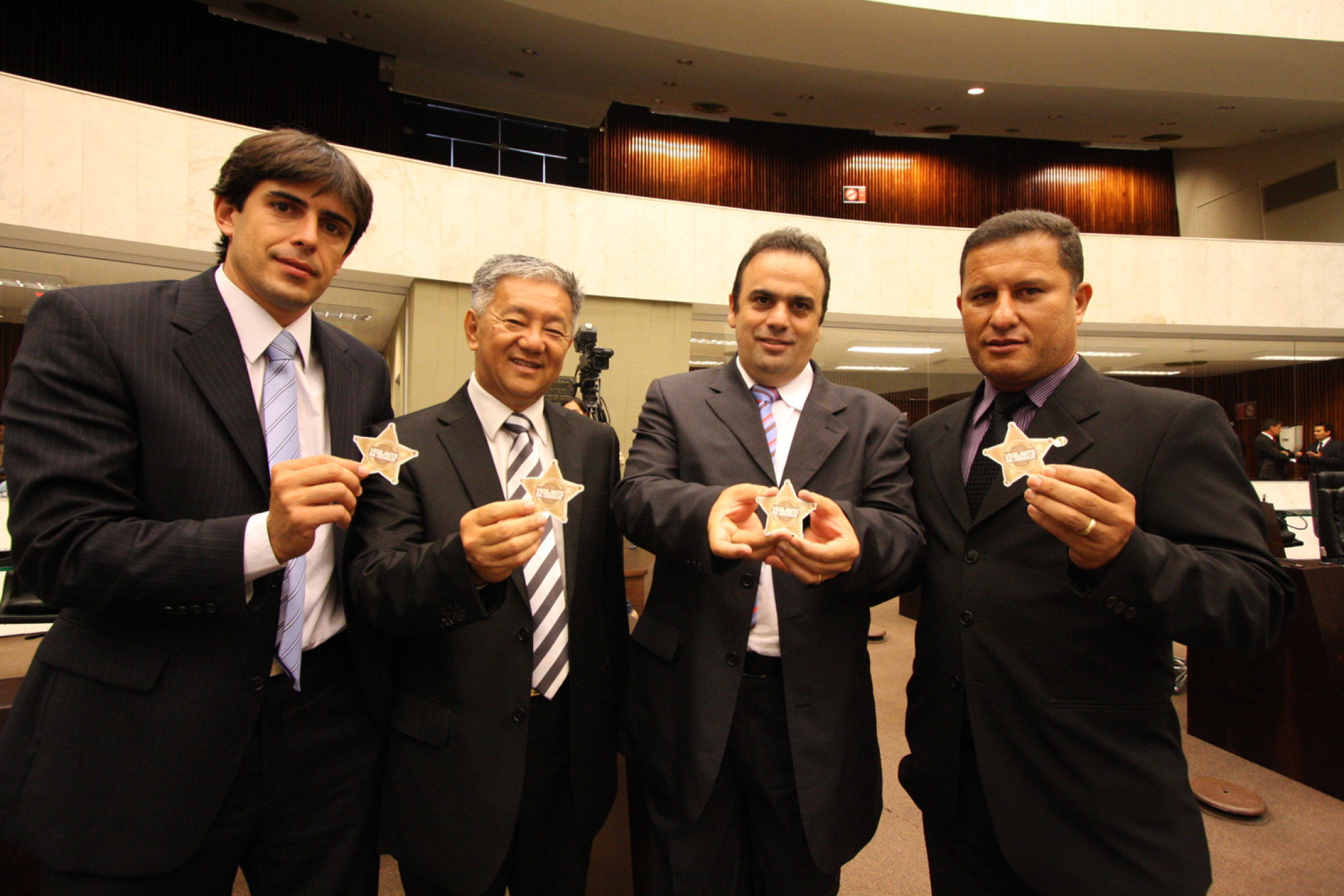 Deputado Distribui Broches de Alerta Contra a Dengue