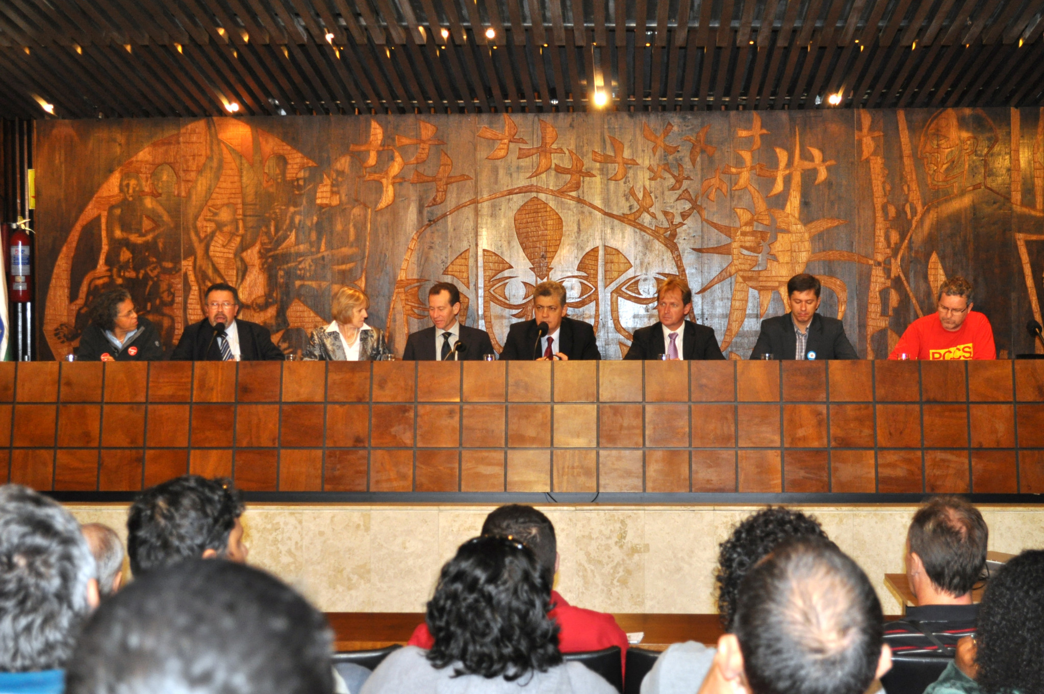 Paridade de votos e fim da lista tríplice para indicação de reitor é consenso em audiência pública