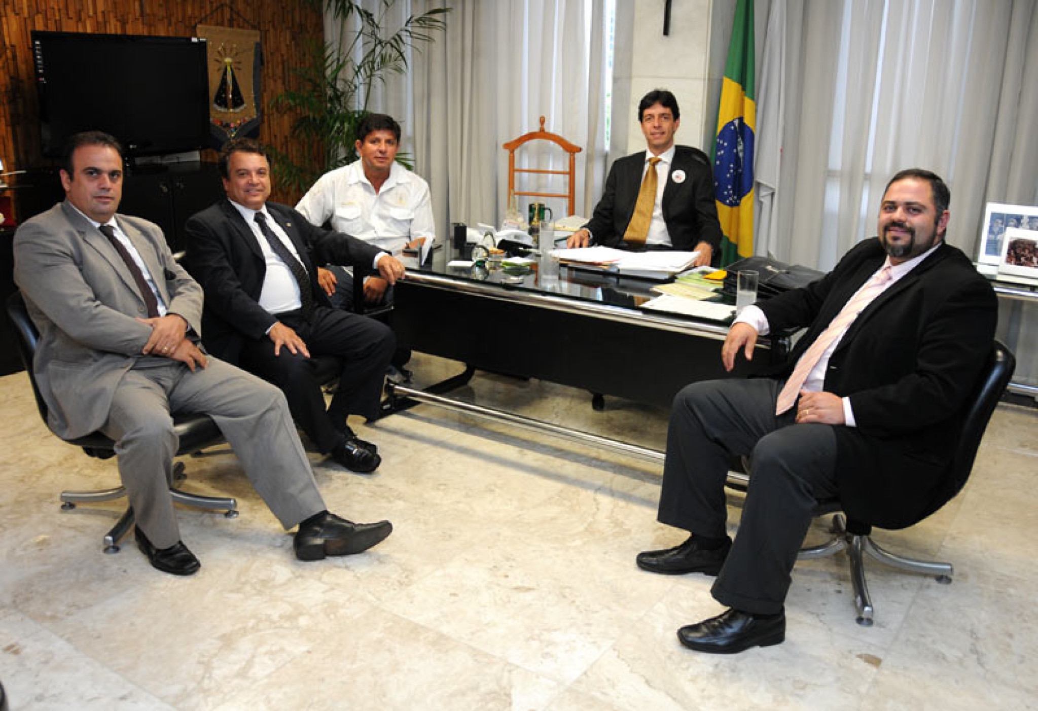Deputados debatem renegociação das dívidas dos Estados, em Minas Gerais
