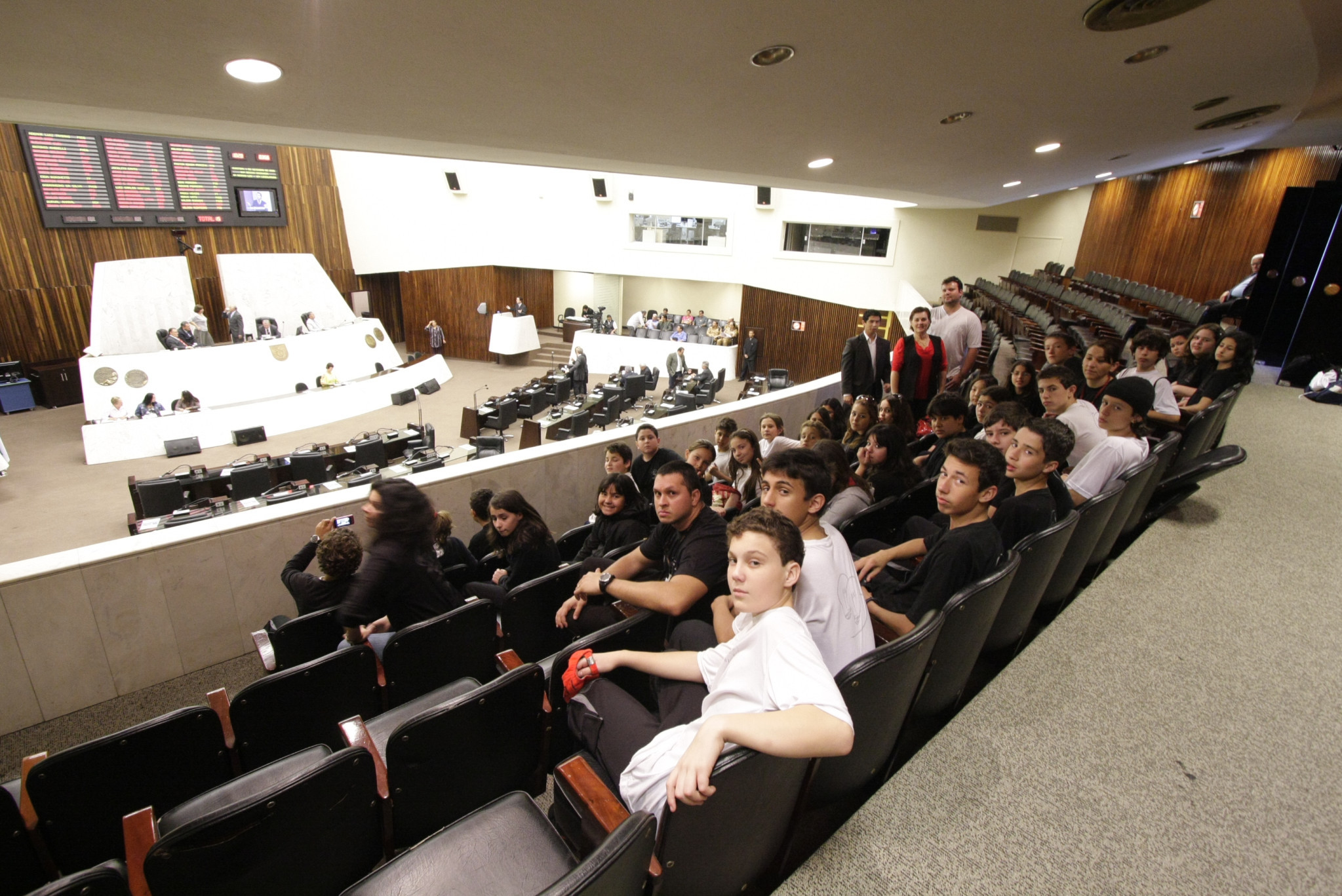 Jovens Estudantes Visitam a Assembleia Legislativa