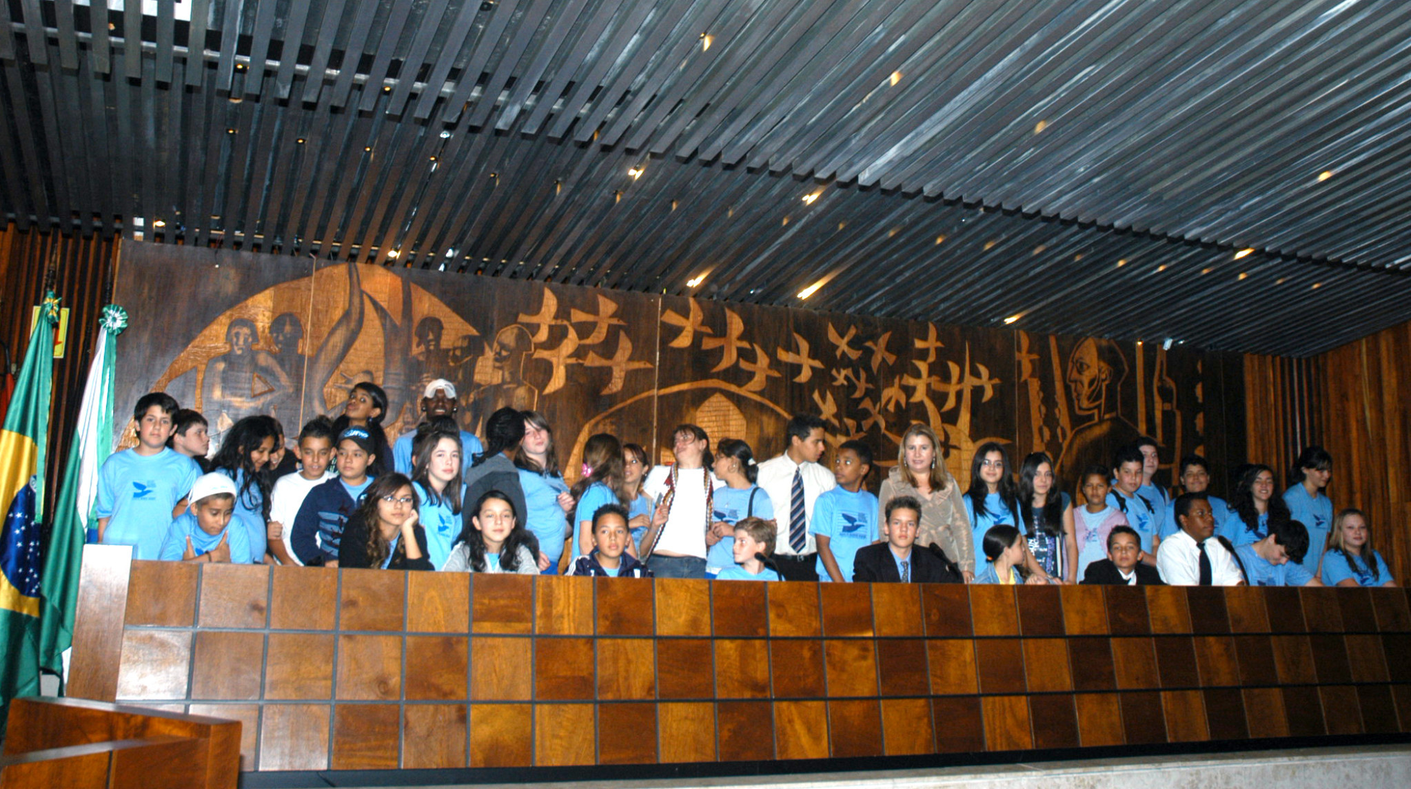 Estudantes da Escola Algacyr Munhoz Mader Visitam a Assembleia Legislativa