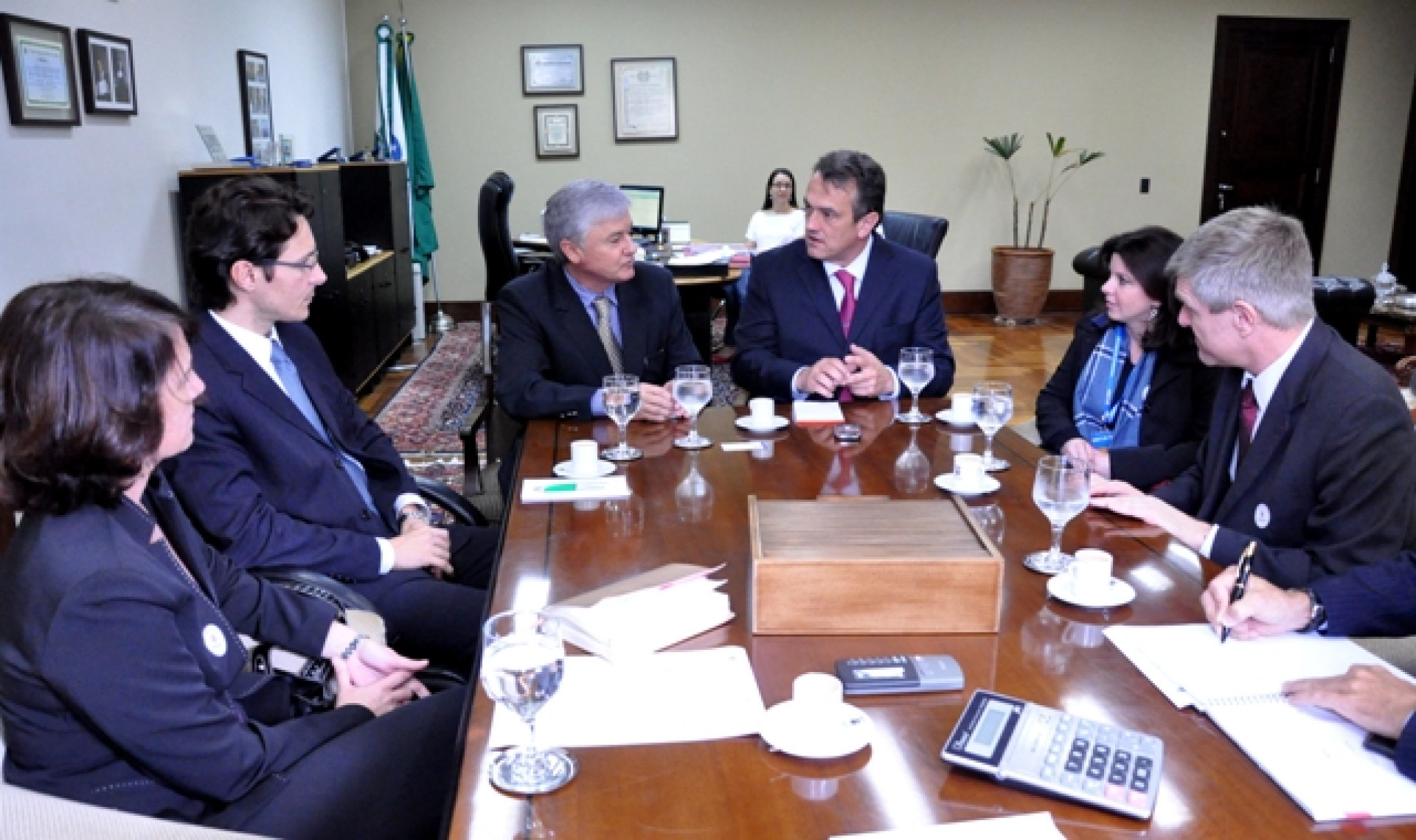 Plauto Miró Se Reúne Com Bancos Oficiais Para Oferta de Empréstimos a Servidores da Assembleia