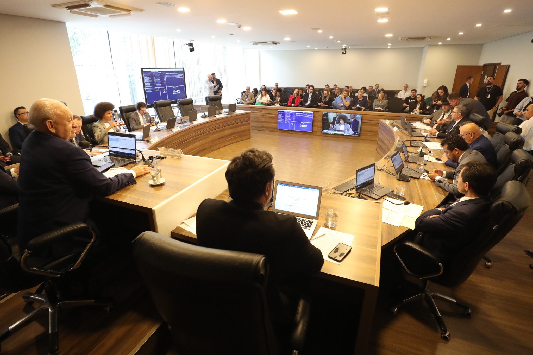 CCJ aprova projeto que incentiva divulgação do Disque 180 em embalagens de produtos para reforçar orientação e denúncias de violência de gênero