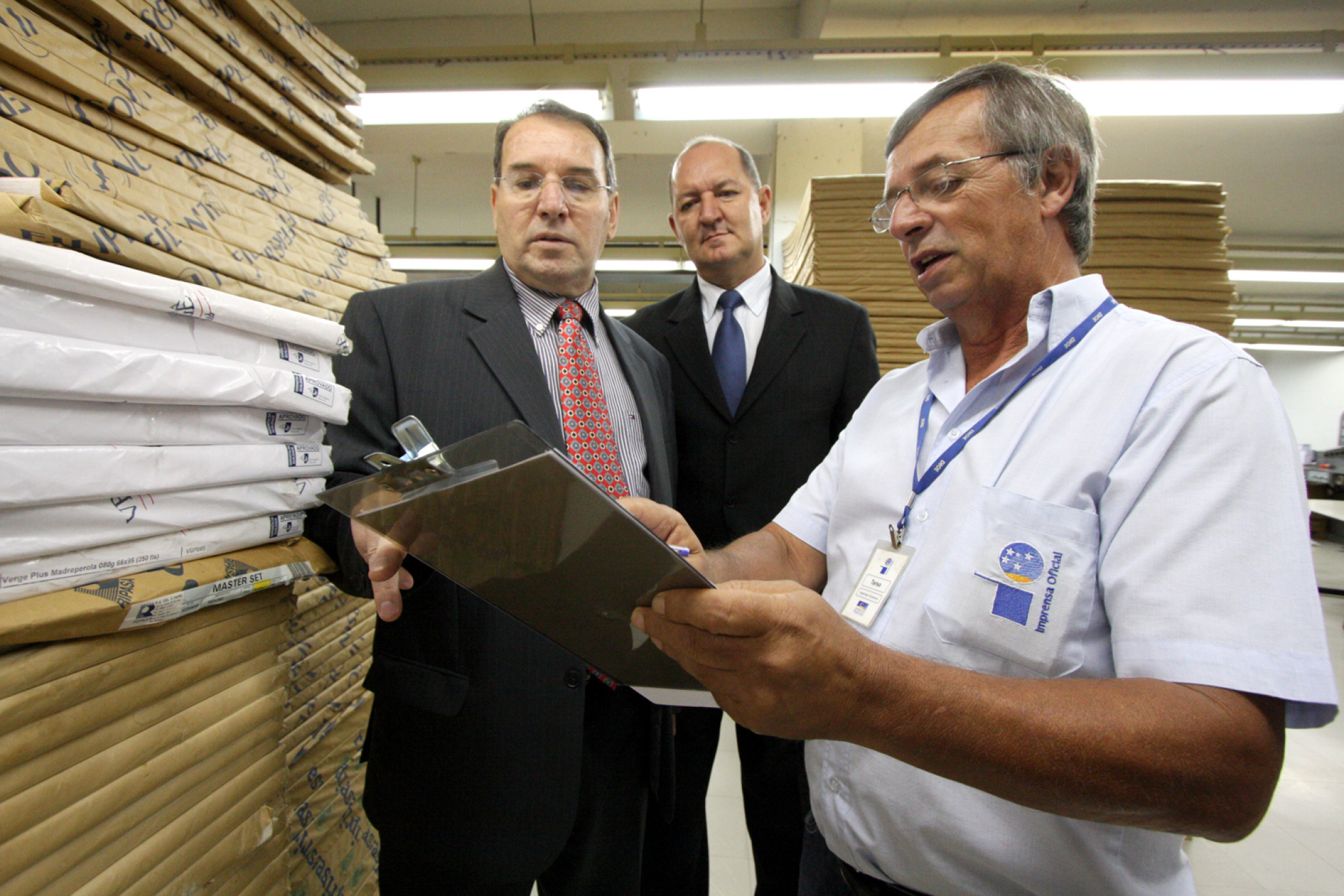 Estoque de Papel da Antiga Gráfica da Al Começa a Ser Transferido Para a Imprensa Oficial