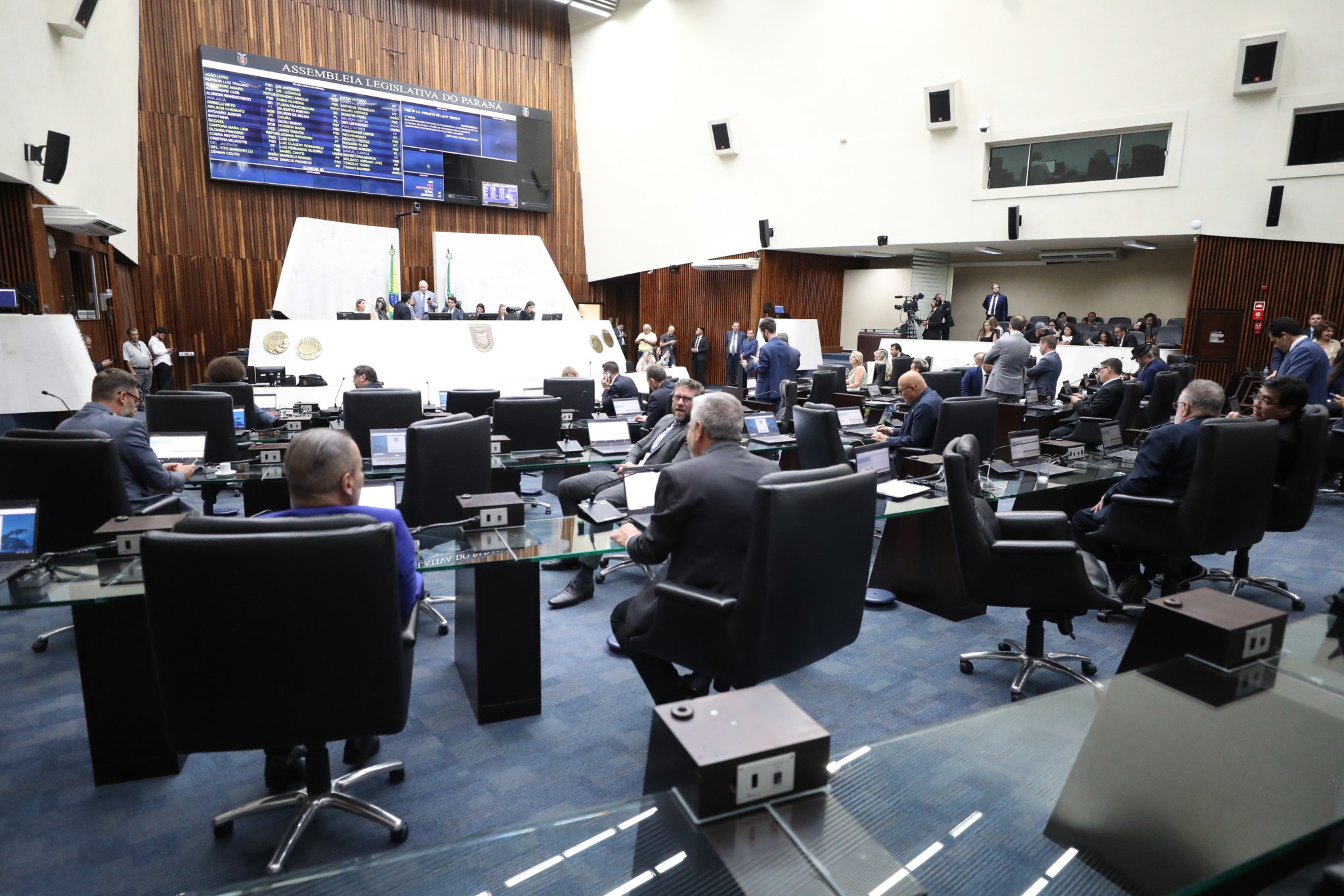 Projetos voltados à proteção do consumidor paranaense avançam na Assembleia Legislativa