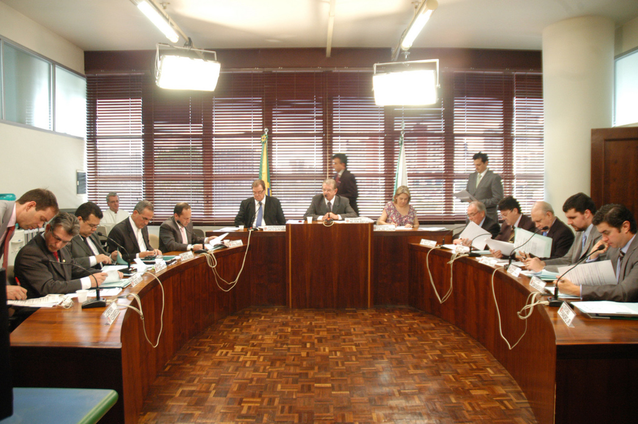 Parlamentares discutem constitucionalidade de projetos e aprovam mensagens do Executivo