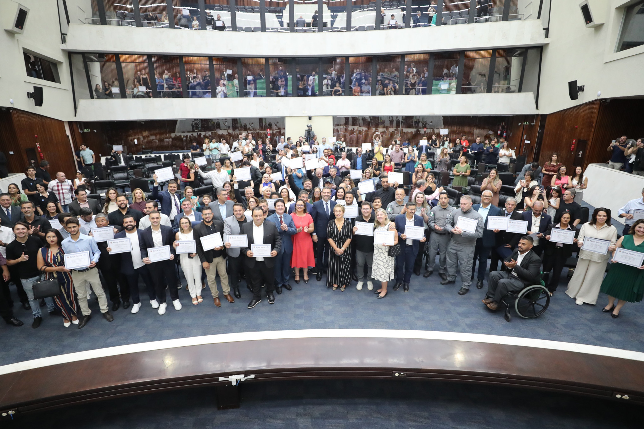 Assembleia homenageia personalidades de destaque em diversas áreas no Paraná