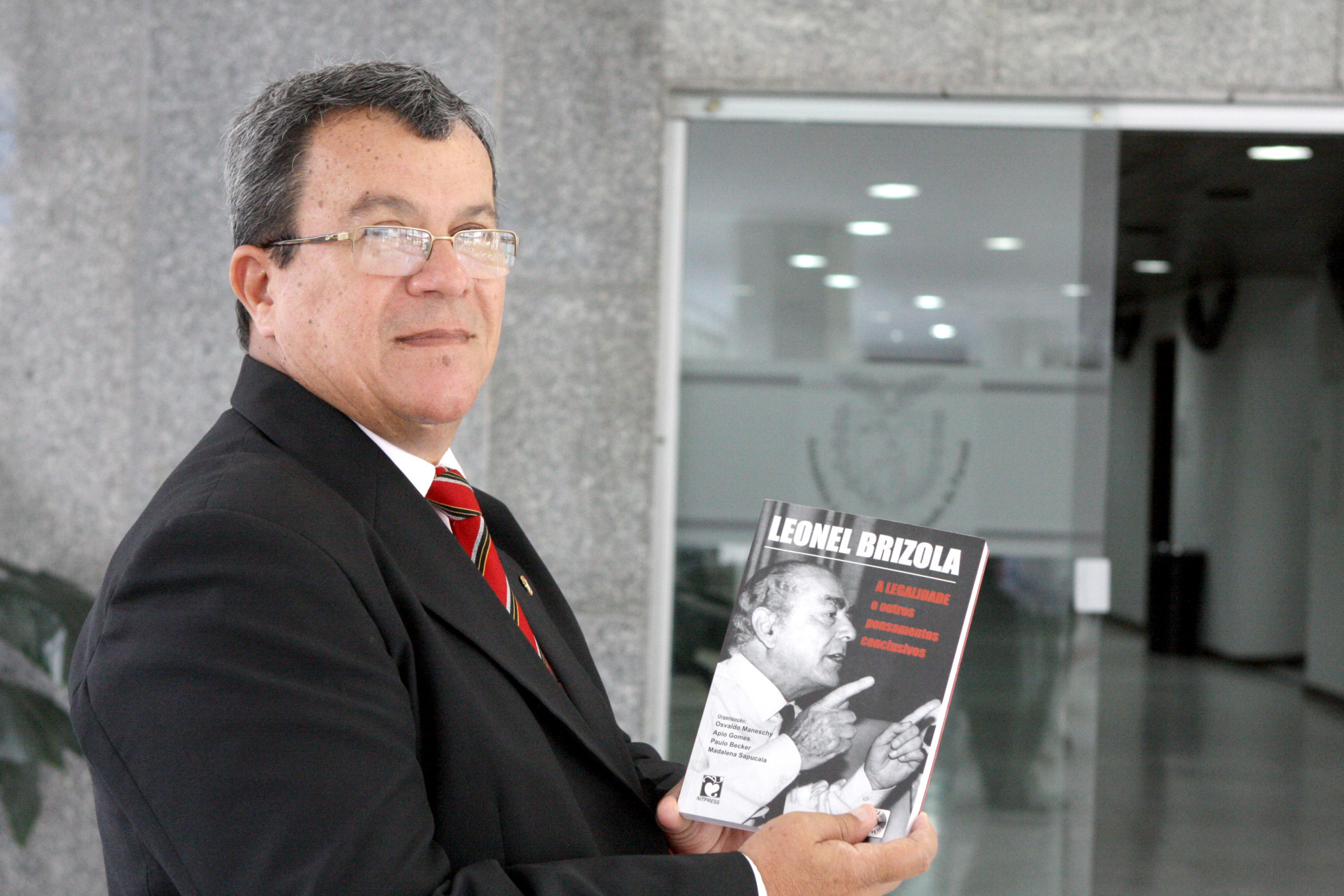 Livro lançado na Assembleia Legislativa destaca legado de Leonel Brizola