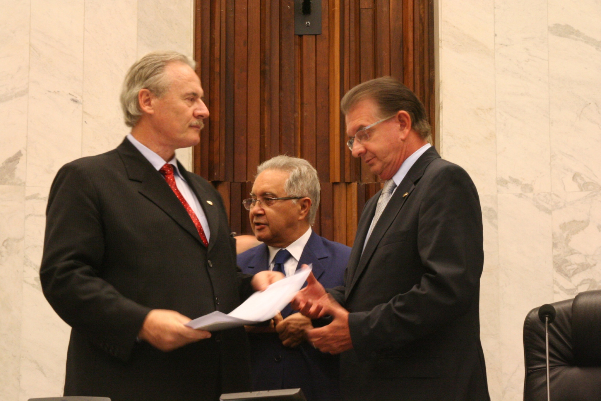 Governo Entrega Projetos de Reajuste Salarial à Alep