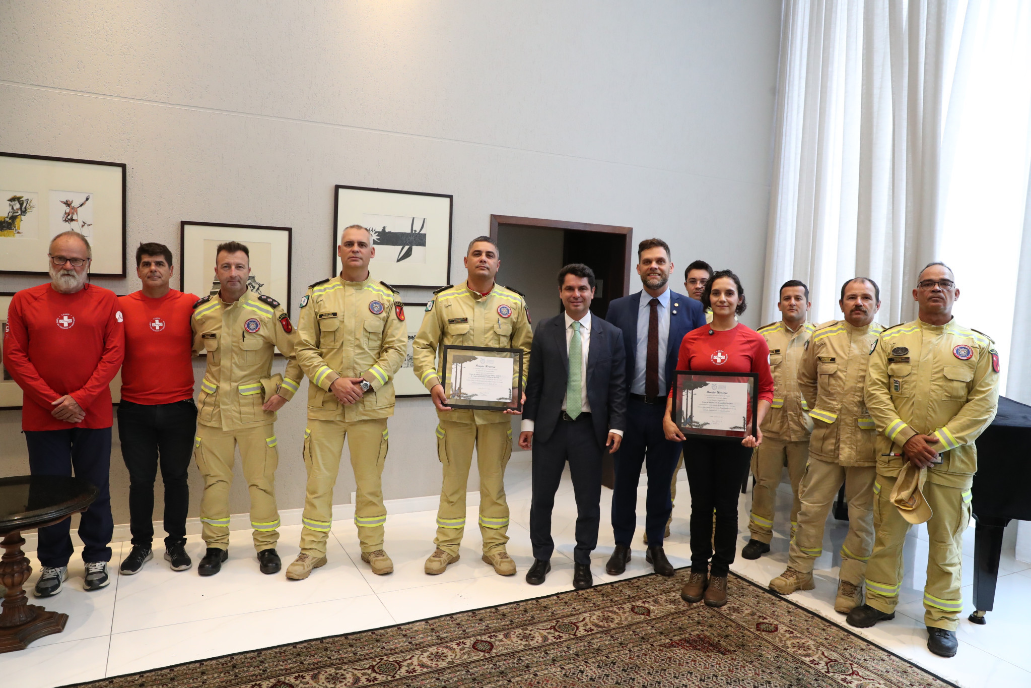 Gost e Cosmo recebem homenagem da Assembleia Legislativa por atuação nas buscas por Roberto Thomaz