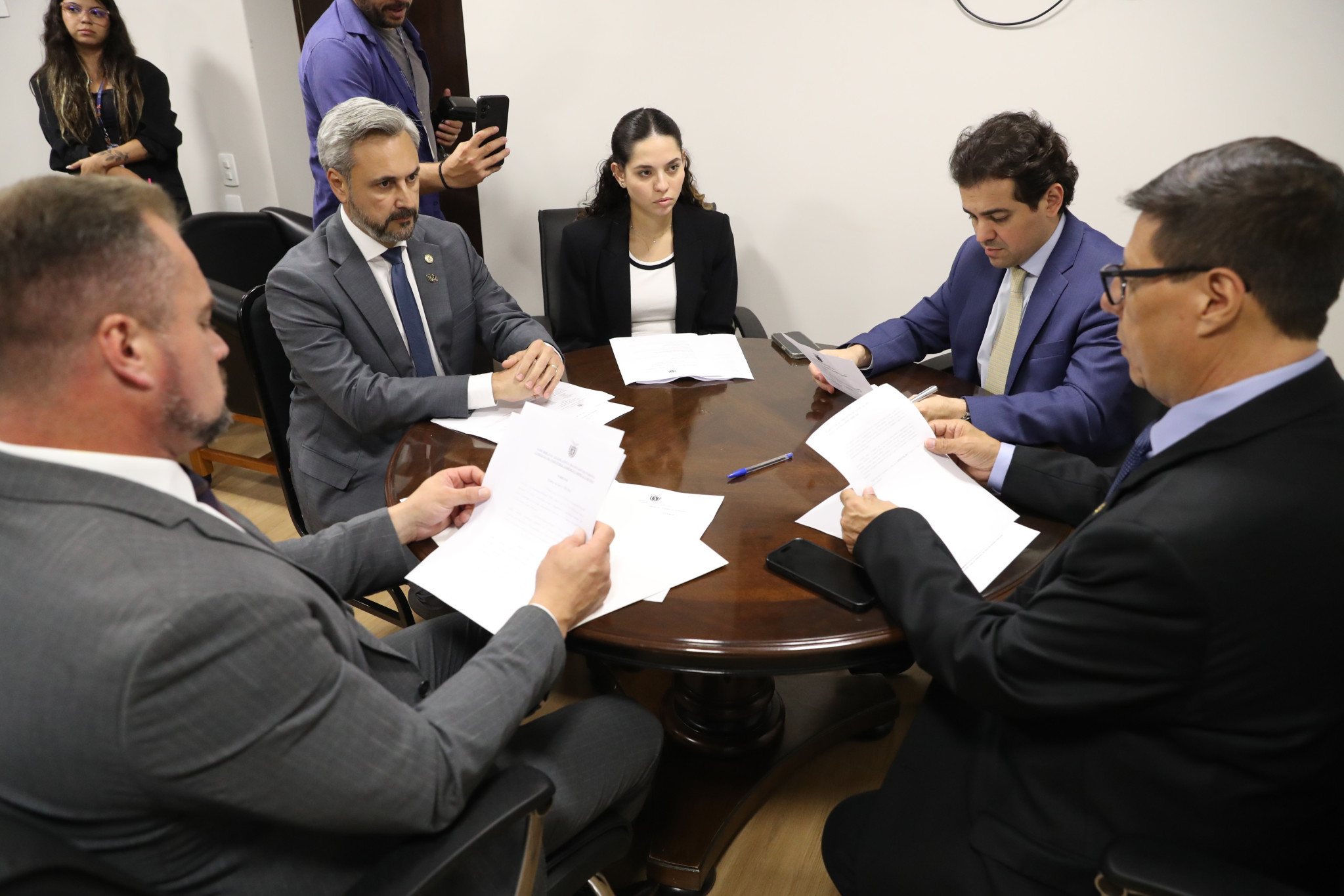 Comissão de Indústria, Comércio, Emprego e Renda aprova proposta que amplia a proteção ao consumidor no Paraná