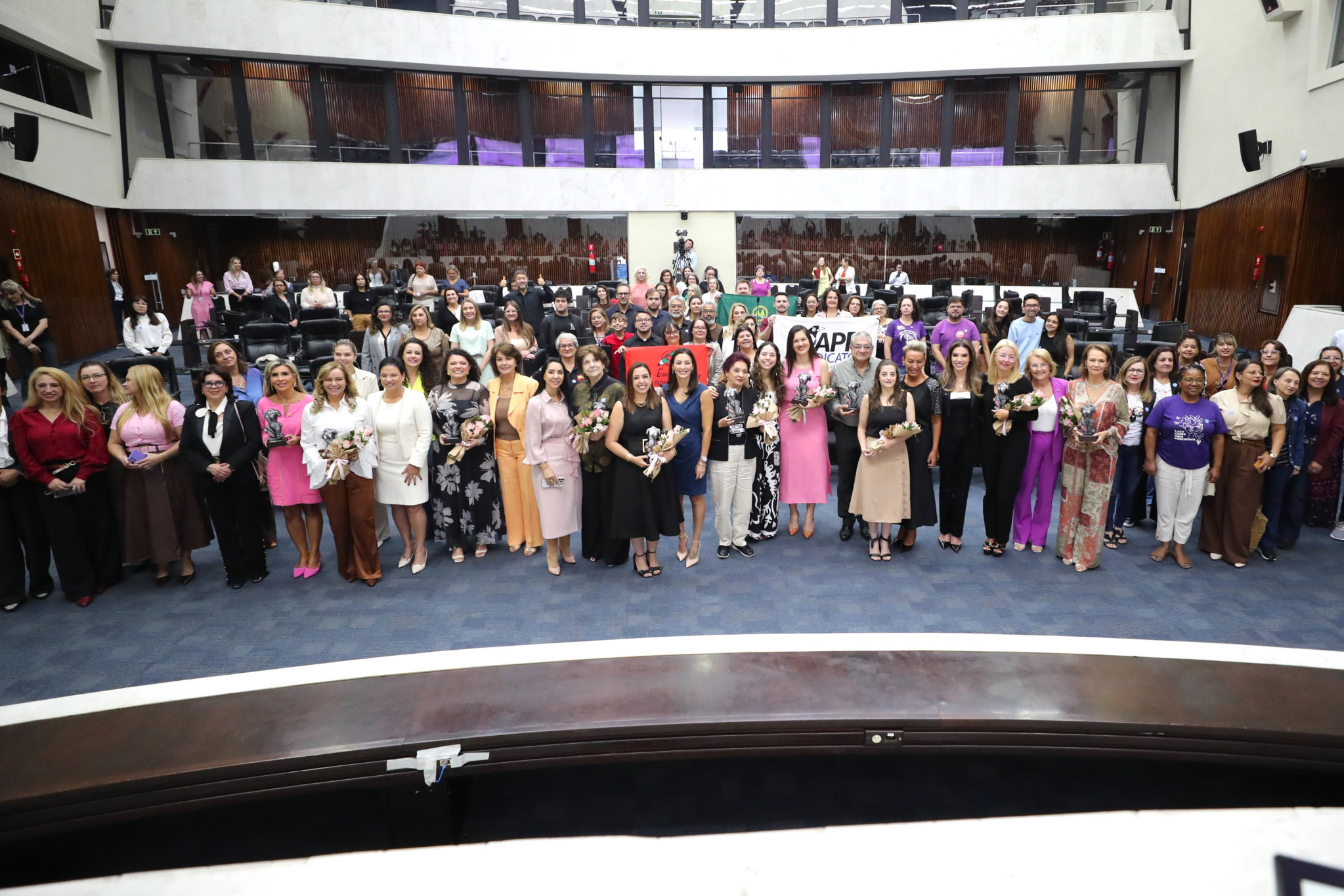 Bancada Feminina homenageia mulheres de destaque no Paraná em celebração ao Dia da Mulher