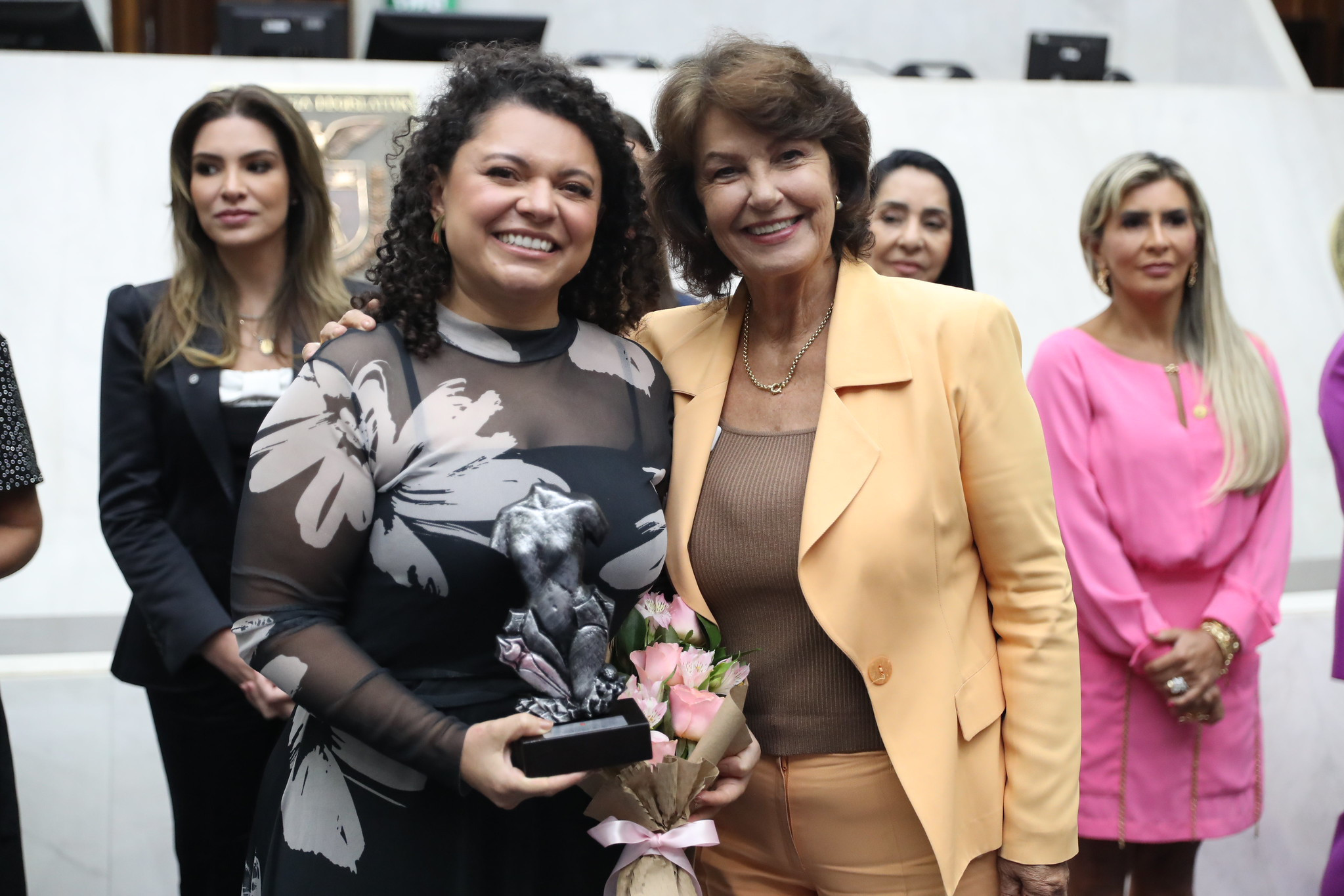 Deputada Cristina Silvestri (PP) homenageia Priscila Schran com o Prêmio Rosy de Macedo Pinheiro Lima