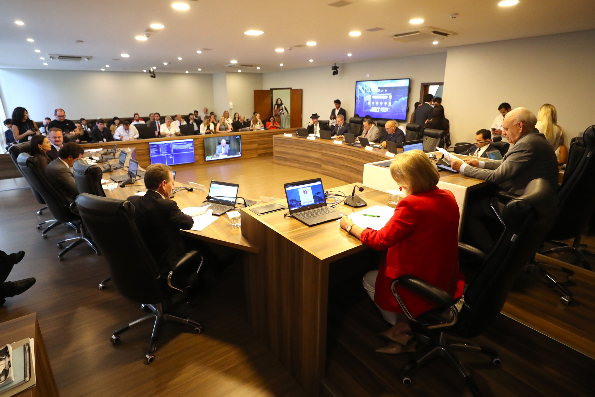 Projeto que institui o programa Universaliza Paraná, com foco na expansão do saneamento básico em municípios prioritários, avança na CCJ