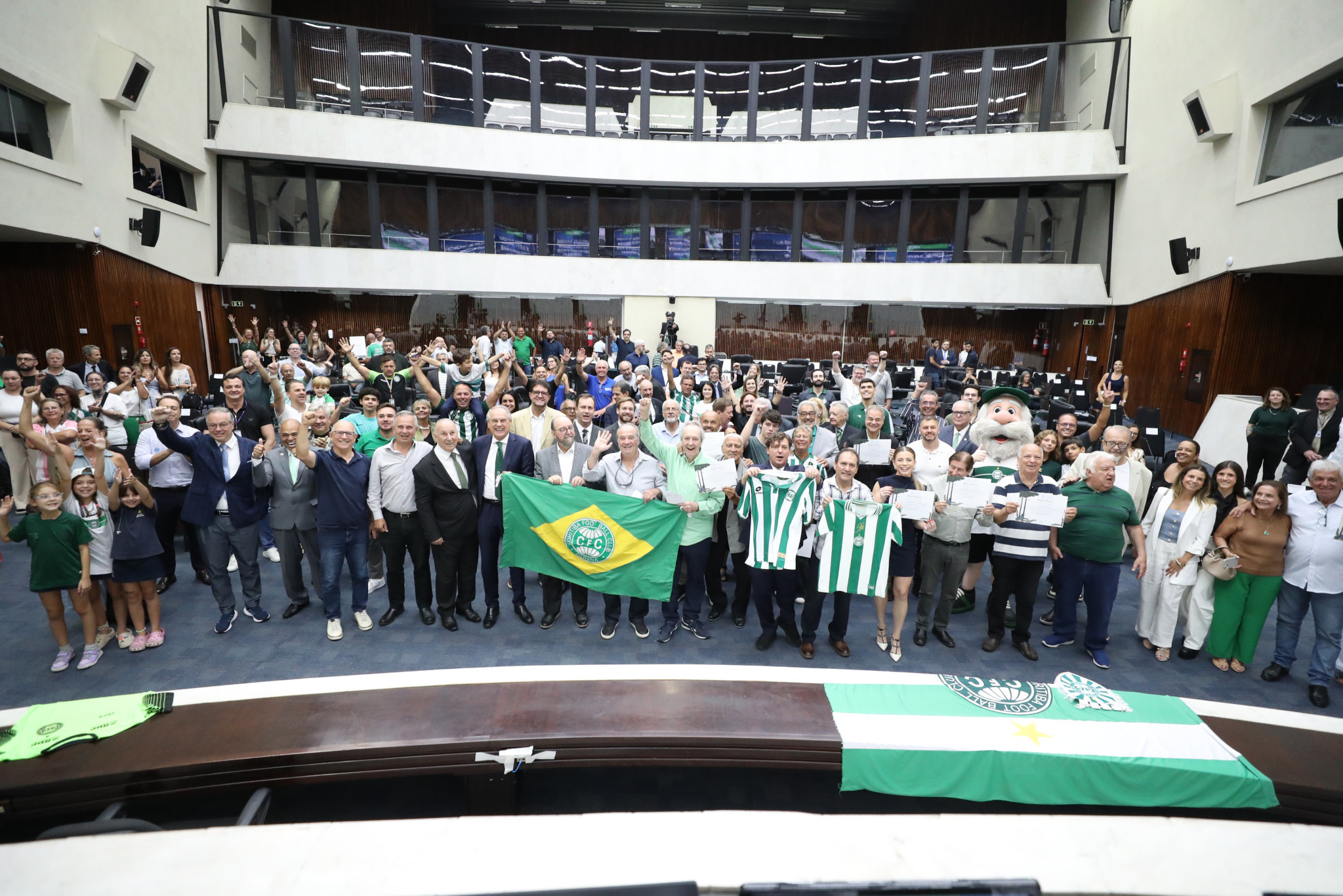 Assembleia Legislativa homenageia os “Campeões do Povo”