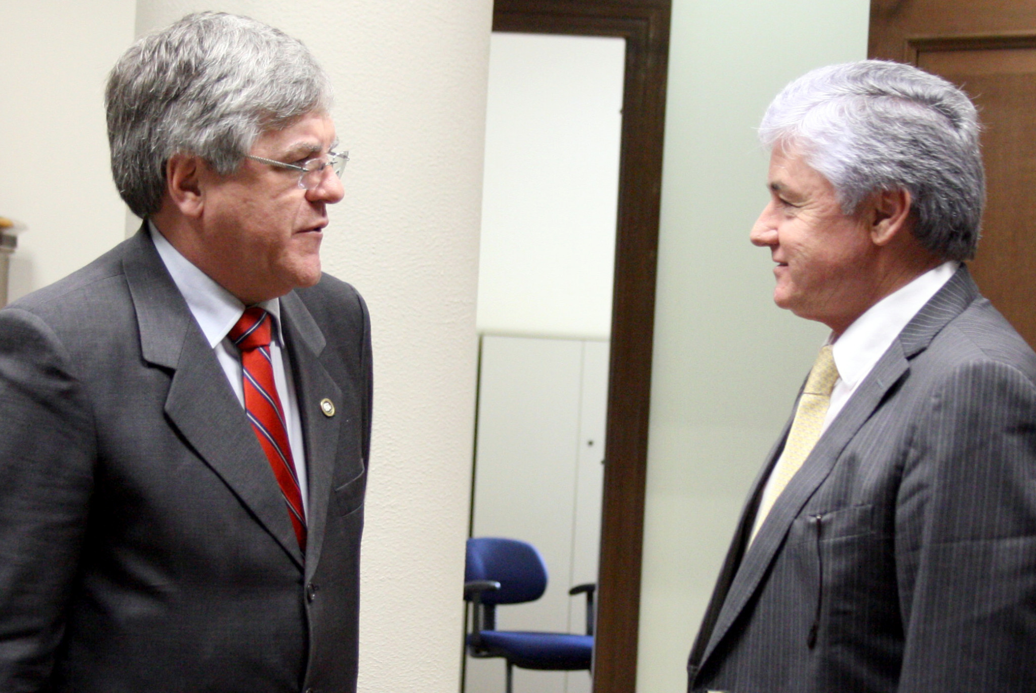 Presidente do TJ entrega pacote com nove projetos de lei ao presidente da Assembleia