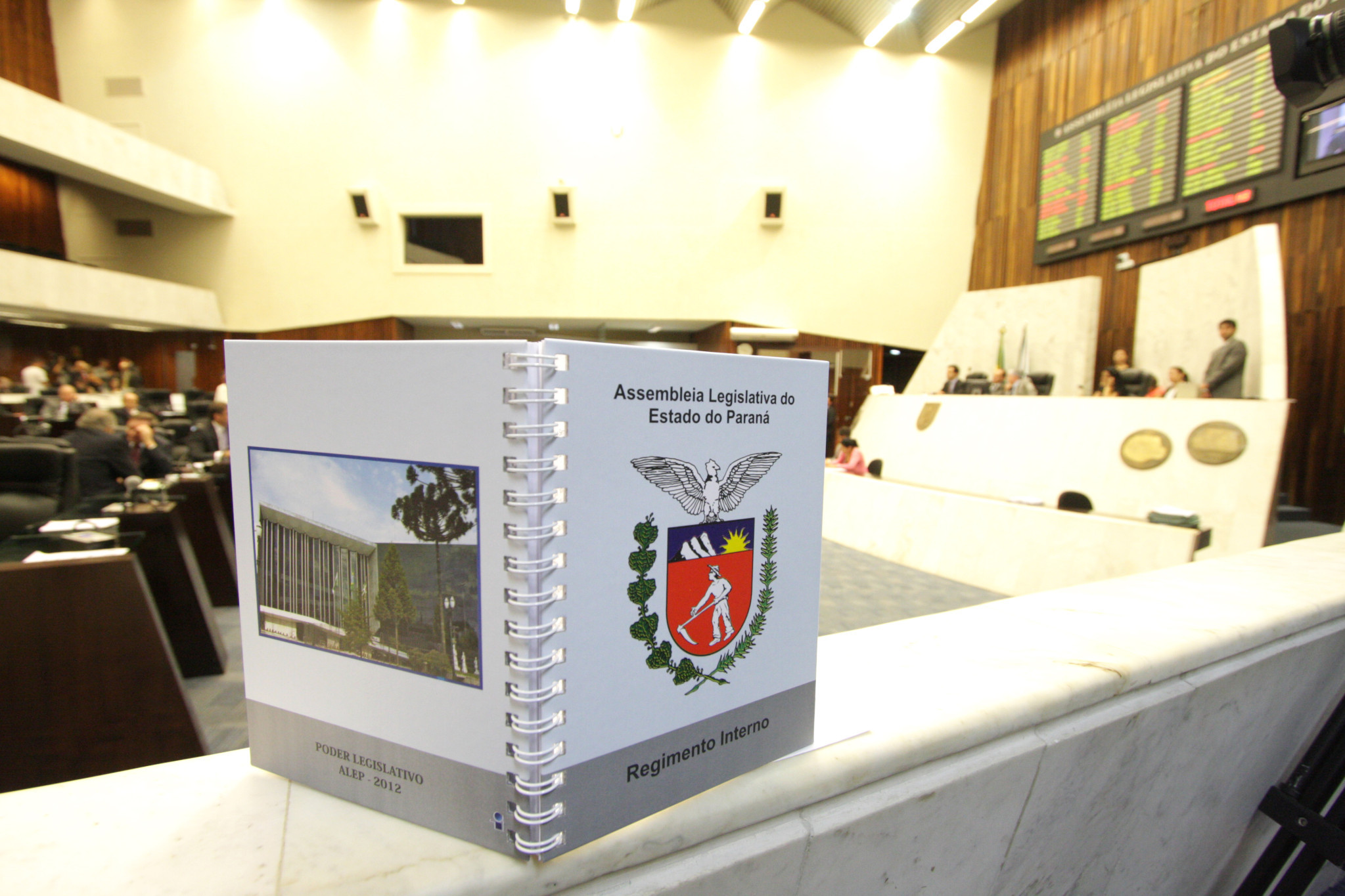 Comissão Executiva distribui cópias atualizadas do Regimento Interno aos deputados