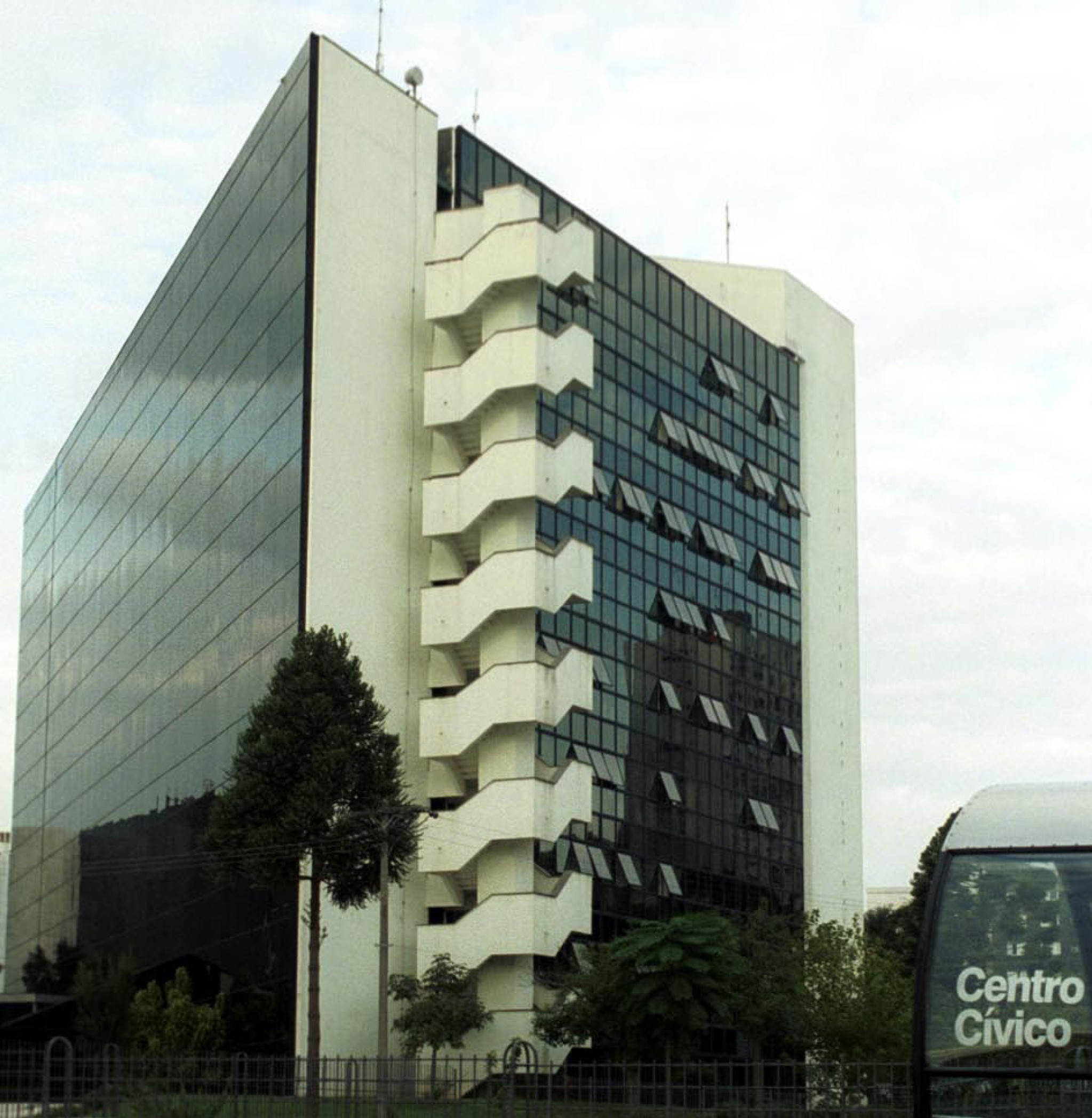 Assembleia Realiza Licitação Para Reparo e Manutenção de Janelas e Esquadrias dos Gabinetes