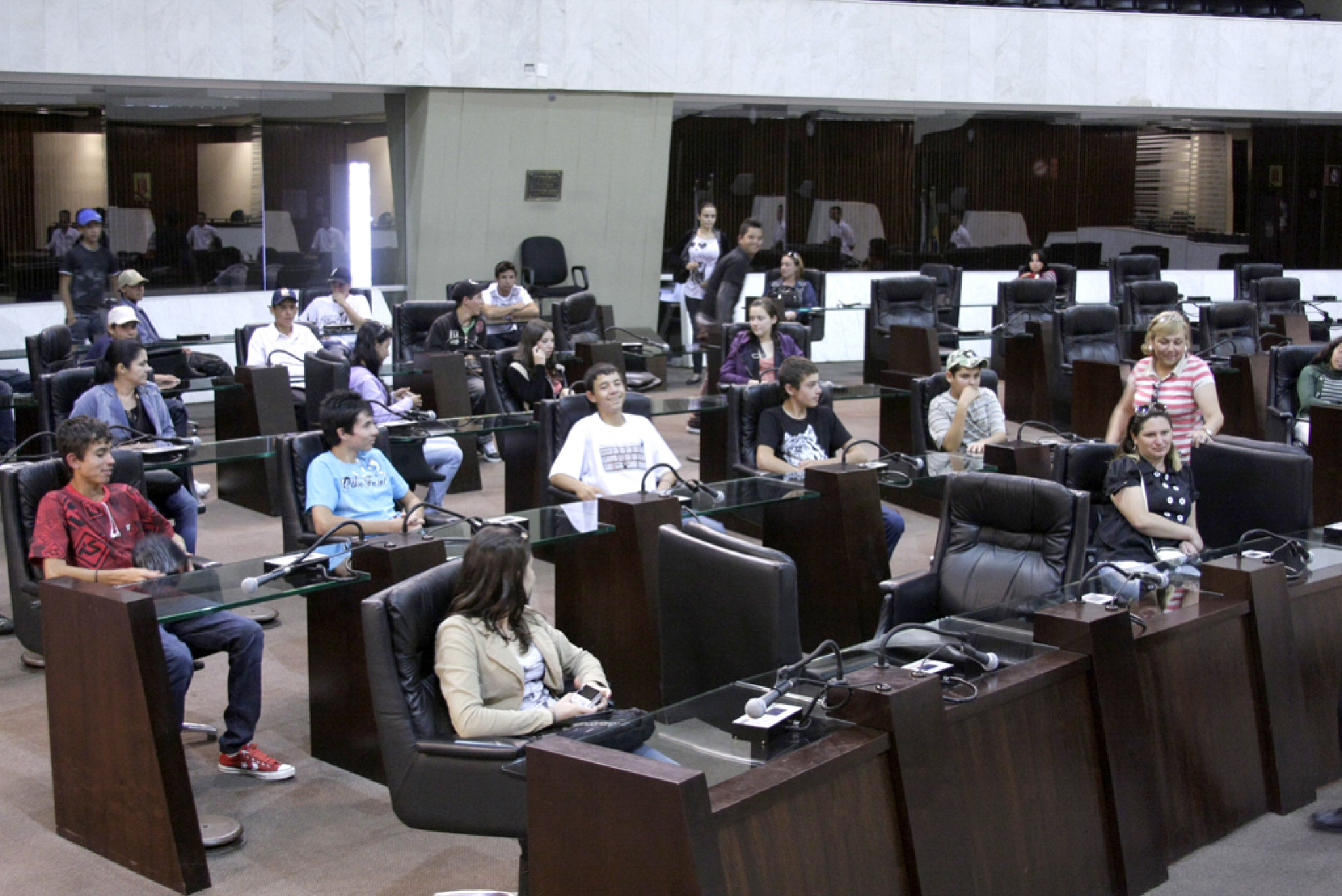 Alunos e Professores de Escola de Ortigueira Visitam a Assembleia