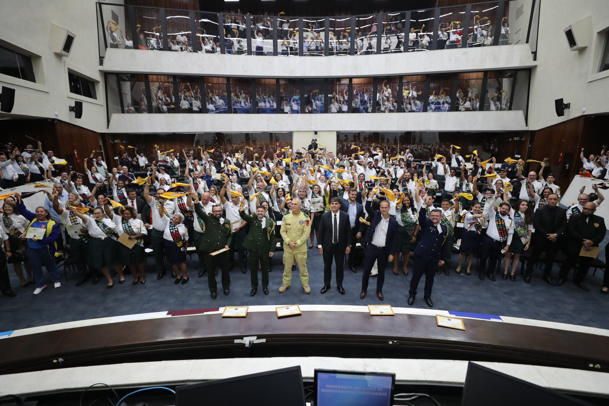 Clubes de Desbravadores e Aventureiros são homenageados em solenidade lotada na Assembleia