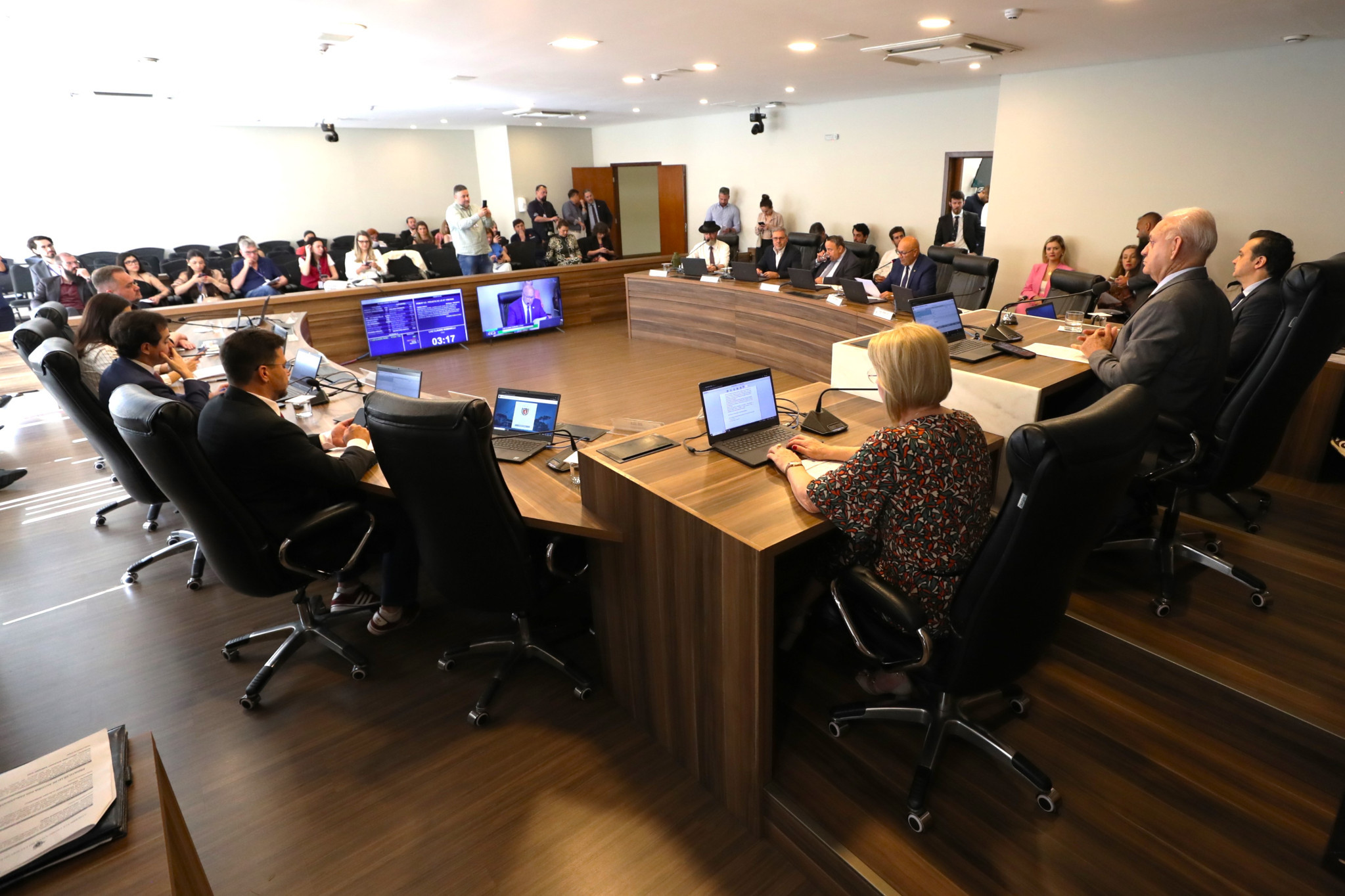 Em reunião extraordinária, CCJ aprova proposta que reestrutura carreiras do Detran/Paraná