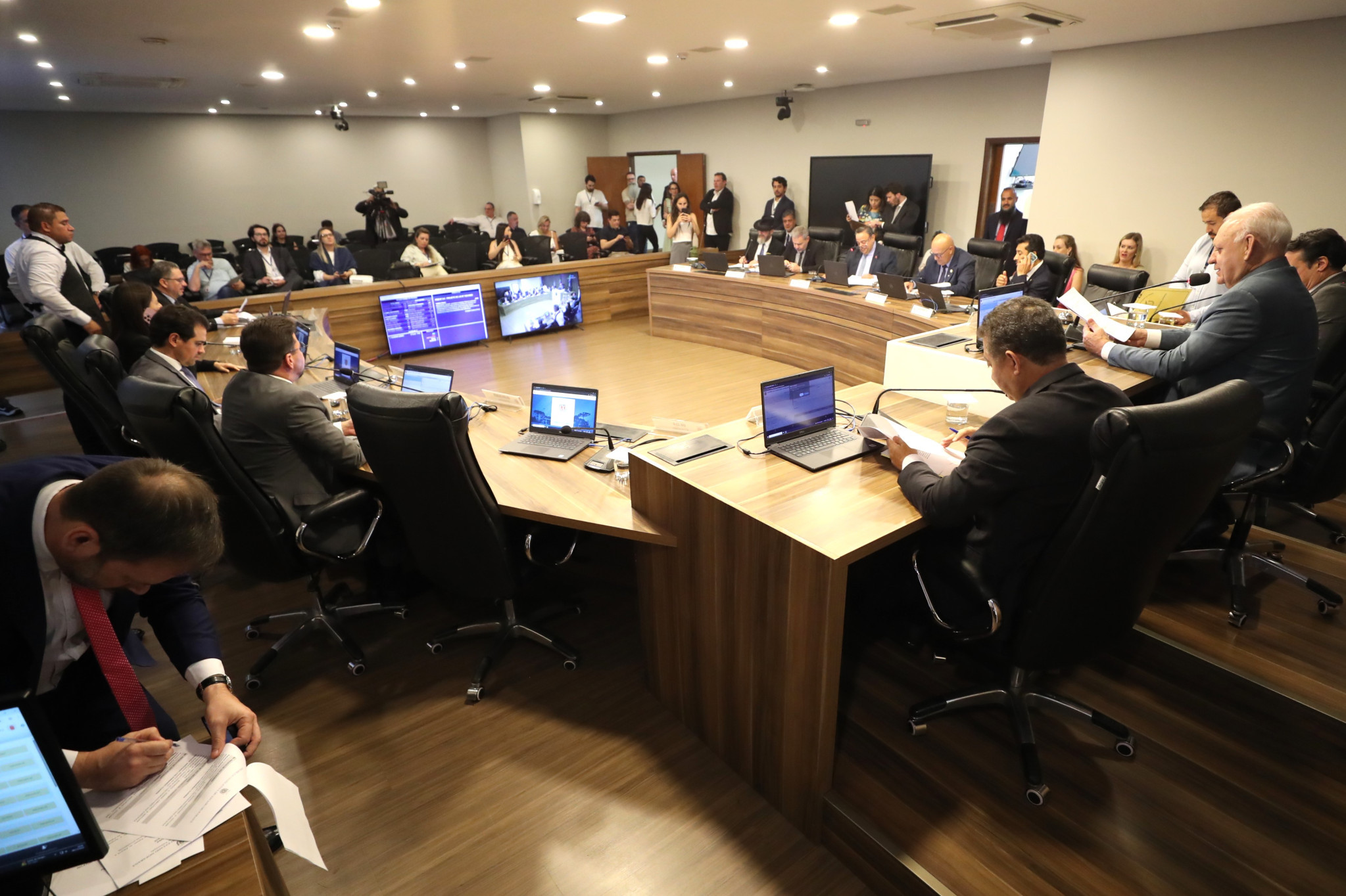 CCJ extraordinária aprova proposta que garante acesso ao spray de pimenta para defesa feminina