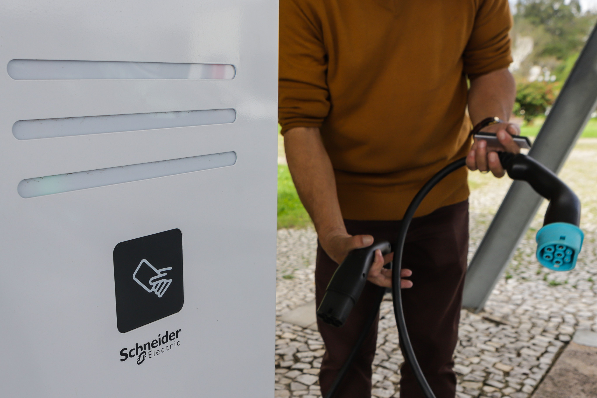 Projetos de lei em trâmite na Assembleia estabelecem requisitos para instalação de carregadores para veículos elétricos em condomínios