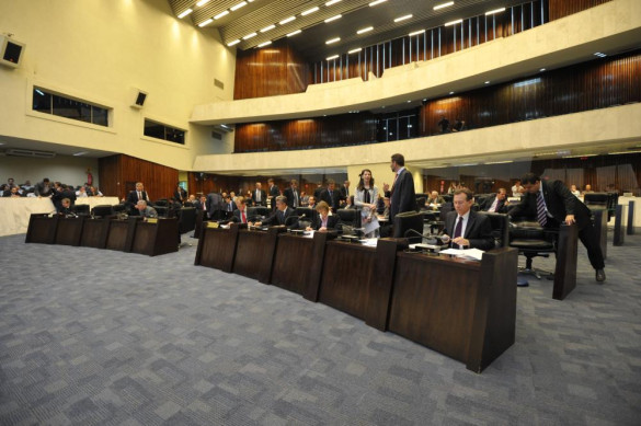 Deputados aprovam contratação temporária de professores e mais recursos para a educação