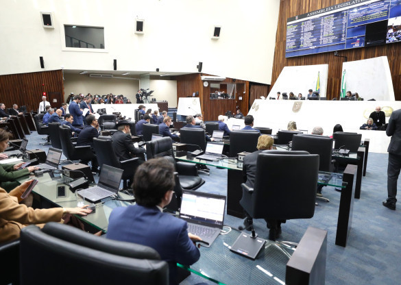 Assembleia acelera votação e projeto que proíbe reconstituição de leite em pó importado no Paraná é aprovado em 1º turno