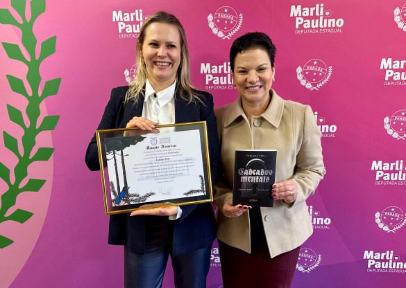 Deputada Marli Paulino (SD) entrega Menção Honrosa para a policial penal e escritora Fabiana Polli