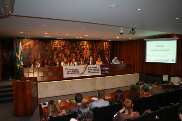 Especialistas debatem formas de coibir a violência nas escolas