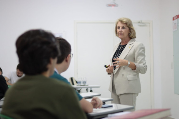 Em aula para estudantes de medicina, deputada Márcia Huçulak (PSD) aborda telessaúde e uso da tecnologia