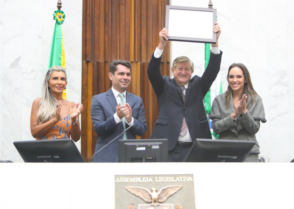 Assembleia Legislativa do Paraná entrega Menção Honrosa a Renato Adur