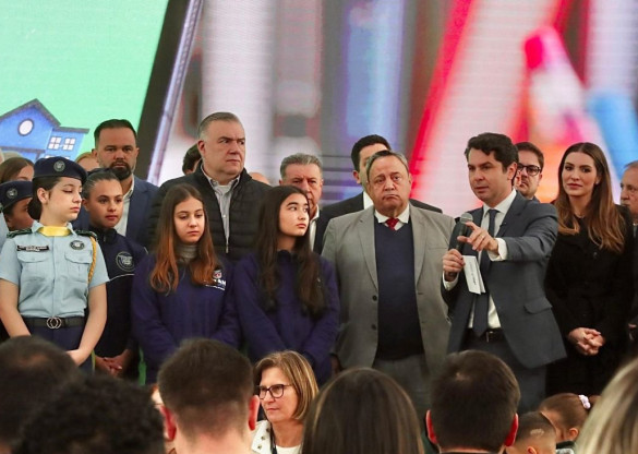 Assembleia Legislativa anuncia aporte de R$ 70 milhões para aulas de inglês em escolas municipais de todo o Paraná