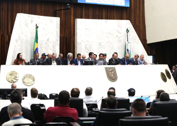 Produtores de leite do Paraná discutem na Assembleia Legislativa soluções para estancar crise histórica