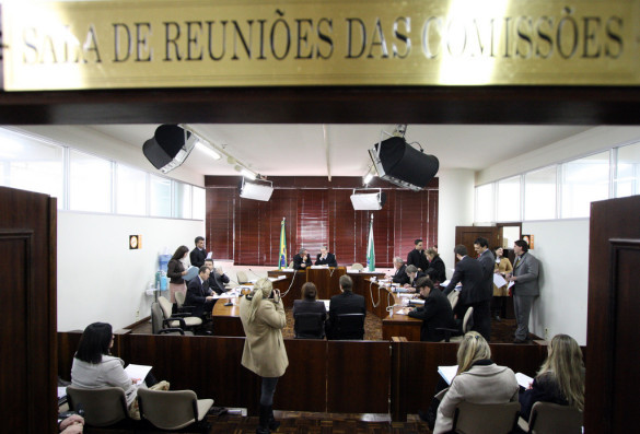 Salário dos professores da rede estadual será votado nesta terça-feira na CCJ