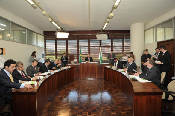 Pedido de vista adia votação de prorrogação dos mandatos de diretores de escolas pela CCJ